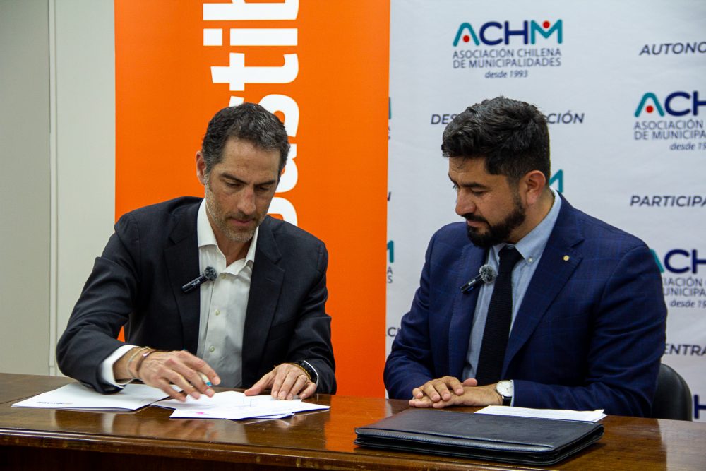 Firmamos acuerdo con la Asociación Chilena de Municipalidades (ACHM) para beneficiar a vecinos y hogares